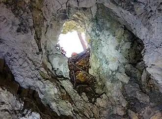 Okno w stropie nad studzienką