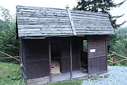 Zdewastowany domek kempingowy przy schronisku