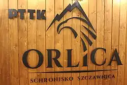 Logo schroniska wyeksponowane w holu (po remoncie w 2016)
