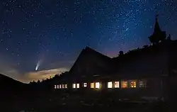 Kometa NEOWISE, na pierwszym planie Schronisko PTTK „Samotnia”