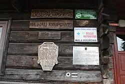 Tablice na budynku schroniska