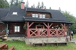 Główna część budynku schroniska z tarasem