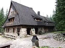 Widok od strony głównego wejścia (ze szlaku w Dolinie Kościeliskiej