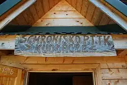 Napis nad wejściem do schroniska