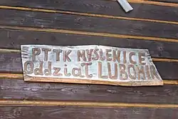 Napis na ścianie schroniska