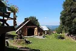 Wiaty na terenie schroniska