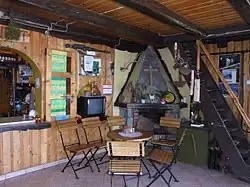 Bar i kominek w jadalni schroniska