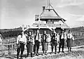 Grupa młodzieży w strojach huculskich przed schroniskiem (1933/1934)