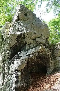 Skała ze schroniskiem