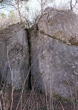 Skała ze schroniskiem