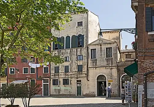 Fasada budynku Scola Grande Tedesca, wejście do&nbsp;żydowskiego muzeum i&nbsp;Scola Canton w&nbsp;granicach byłego getta weneckiego