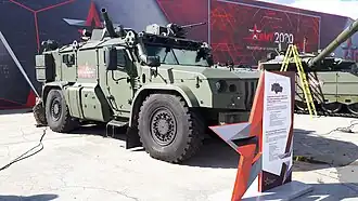 Widok z boku, zwraca uwagę zdalnie sterowana wieżyczka z karabinem maszynowym nad przedziałem kierowcy