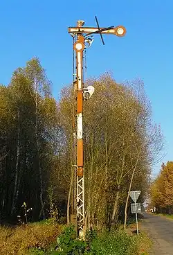 Nieczynny semafor wjazdowy do Rozalina na Nałęczowskiej Kolei Dojazdowej