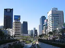 Cheonggyecheon pomiędzy wieżowcami