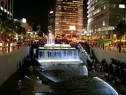 Źródło Cheonggyecheon w nocy