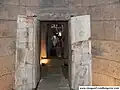 Kamienne drzwi oddzielające przedsionek od tolosu