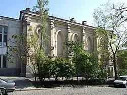 Boczna fasada w dużej mierze zachowałą pierwotny wygląd. Zabudowane kamieniem łuki wcześniej były oknami.