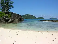 Wyspa widziana z plaży Mahe