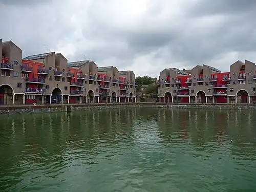 Zabudowa szeregowa na nabrzeżu