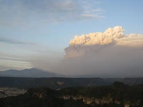 Pióropusz pyłów w czasie erupcji w styczniu/lutym 2011 r.