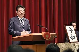 Premier Shinzō Abe wyjaśnia dziennikarzom znaczenie nazwy nowej ery cesarskiej,1 kwietnia 2019