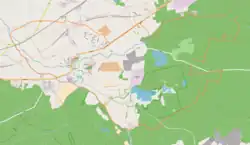 Mapa konturowa Sianowa, po lewej znajduje się punkt z opisem „Parafia pw. Świętego Stanisława Kostki w Sianowie”