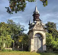 Mauzoleum. Herby: Carolath (L), Henckel (P)