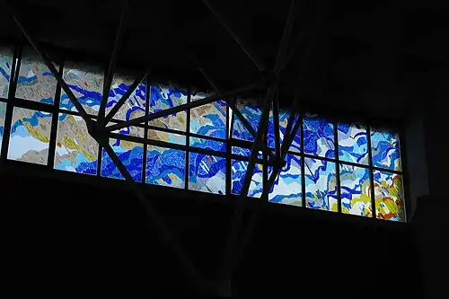 Witraże w oknach kościoła