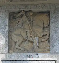Płaskorzeźba św. Jerzego na pomniku głównym