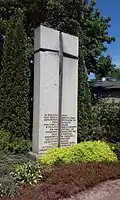 Krzyż-obelisk na pamiątkę mszy papieskiej w 1999 i Milenium