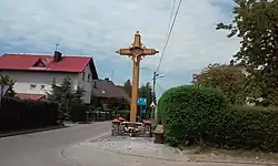 Krzyż przydrożny na osiedlu za torami na ulicy Spacerowej.