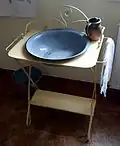 Umywalnia z blaszaną miednicą