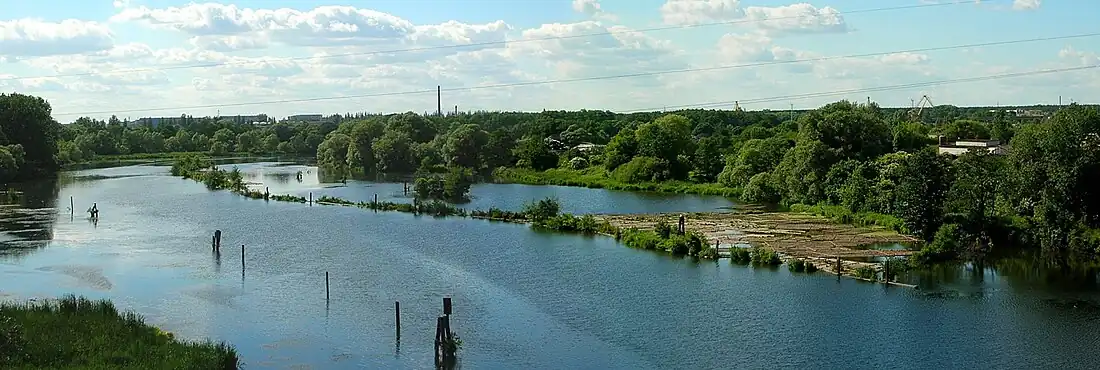 Rozlewiska Brdy (port drzewny) na osiedlu Siernieczek – Zimne Wody w Bydgoszczy, widok z mostu kolejowego