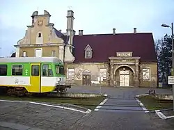 Autobus szynowy na tle stacji