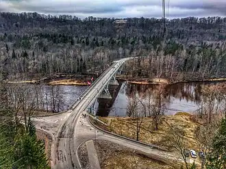 Widok na dolinę Gawii i most drogowy w Siguldzie