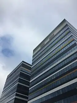 Widoczna zmiana koloru elewacji z bliska