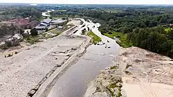 Zdjęcie z lotu ptaka, przedstawia rzekę Parnawę i rozbieraną zaporę