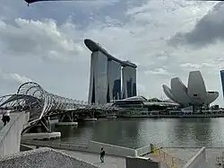 Singapur Marina Promenade – widok na most Helix (po lewej), hotel Marina Bay Sands (w środku) i Muzeum ArtScience (po prawej) (2020)