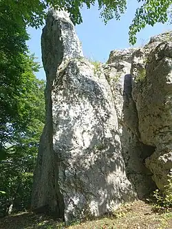 Wyższa skała z boku