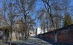 Widok ze Skałki. Po lewej kościół oo. augustianów, po prawej konwent ss. augustianek i przejście arkadowe łączące klasztor z kaplicą „Węgierską”. Perspektywę zamyka wieża kościoła Bożego Ciała