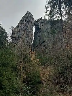 Widok na Skalny Most od strony zachodniej (ze szlaku pieszego)
