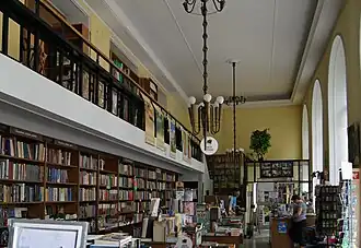 Wnętrze księgarni.