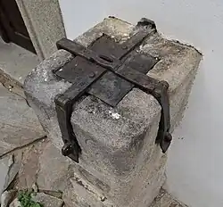 Skarbonka kościelna przeznaczona do otwierana przez dwie osoby