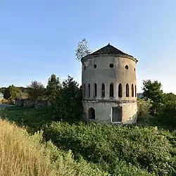 Fragment zabudowy folwarku z silosem