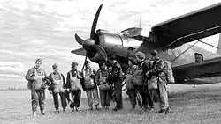 Antonina Chmielarczyk (druga z lewej), Lotnisko Poznań-Kobylnica, An-2TD – członkowie Spadochronowej Kadry Narodowej (1956)