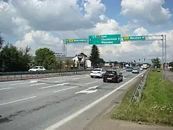 Skrzyżowanie drogi krajowej nr 91 w kierunku Częstochowy z drogami wojewódzkimi 791 i 904. W tle restauracja Polskie Jadło.