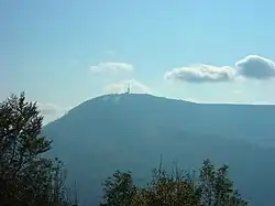 Widok na Skrzyczne z niebieskiego szlaku na Klimczok