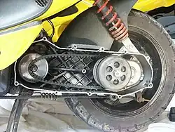 Przekładnia bezstopniowa w skuterze Malaguti F12, z widocznym zdjętym tzw. przeciwtalerzem wariatora