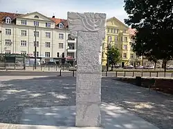 Obelisk od strony południowej, w tle ul. Królowej Jadwigi