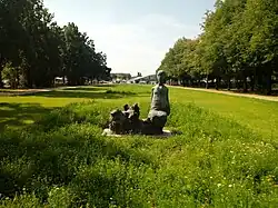 Rzeźba „Kobieta z kwiatami”, daleko w głębi Targowisko Dolna Wilda